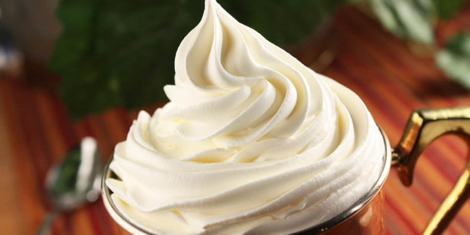 Сливки рецепт. Взбитые сливки. Whipped Cream Weybridge. Whip Cream with toppings.