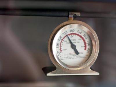 How do oven thermometers work