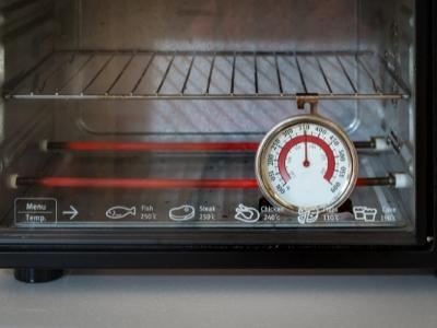 How do oven thermometers work