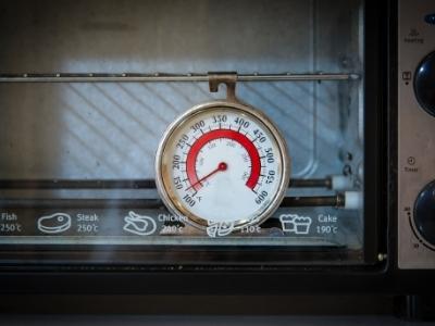 How do oven thermometers work