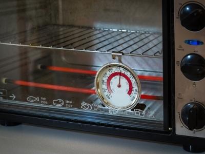 How do oven thermometers work