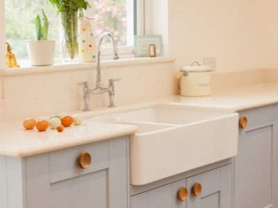 Are farmhouse sinks still in style