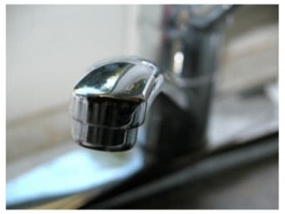 What is a touchless kitchen faucet