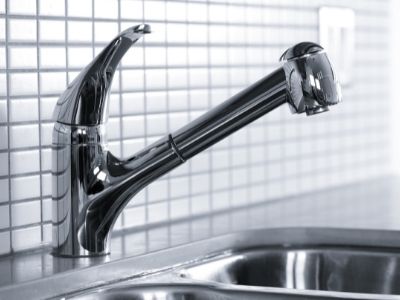 What is a touchless kitchen faucet