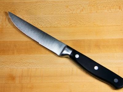 What are steak knives used for
