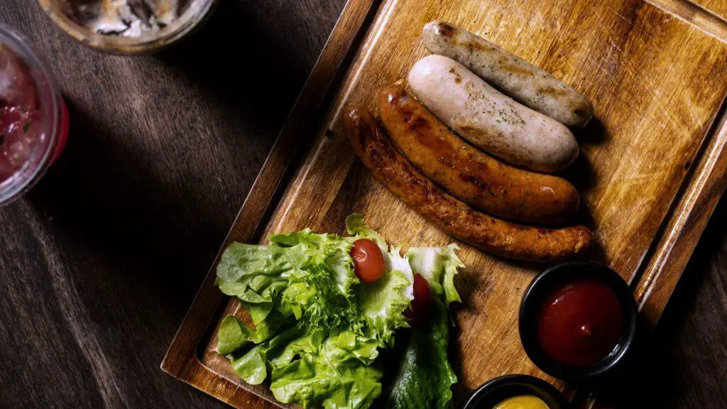 Juicy grilled chicken sausages with fresh salad greens and condiments, highlighting the cooking time for optimal results.
